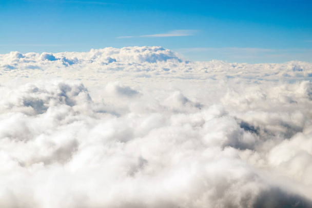 Latanie w chmurach. Słoneczny widok z samolotu, nieostrość - Zdjęcie, obraz