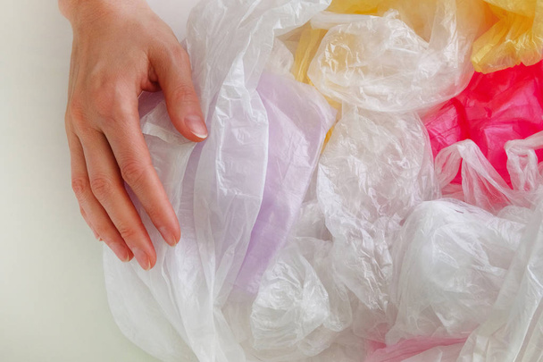 Ingezamelde plastic zakken zal worden gerecycled. De bescherming van het milieu van de ecologie. Ecologie. Gerecycled materiaal. Massaconsumptie. - Foto, afbeelding