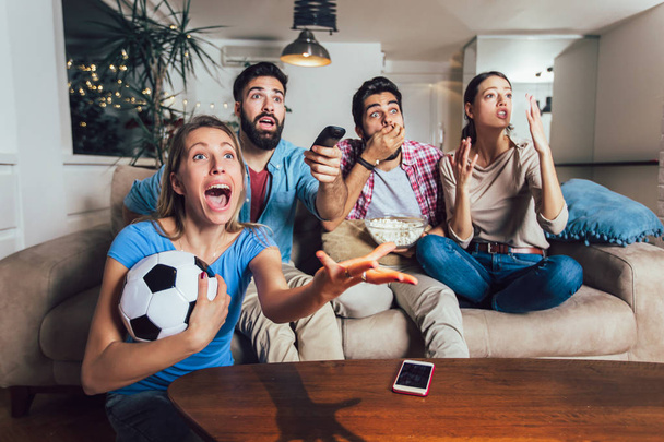 Amis heureux ou fans de football regardant le football à la télévision et de célébrer
 - Photo, image