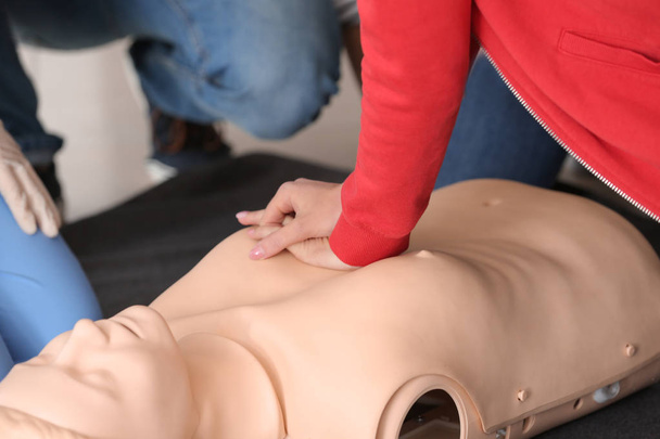 Люди учатся делать искусственное дыхание на курсах первой помощи
 - Фото, изображение