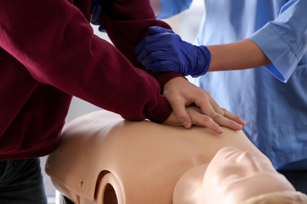 Человек учится делать искусственное дыхание на курсах первой помощи, крупным планом
 - Фото, изображение