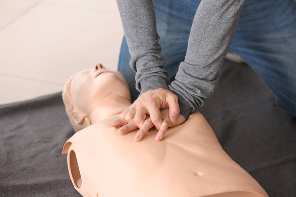 Man learning to perform CPR at first aid training course - Foto, imagen