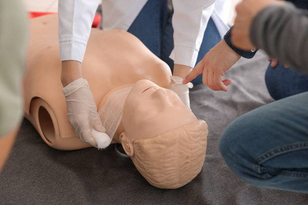 応急処置訓練コースで包帯を適用する方法を示すインストラクター - 写真・画像