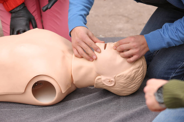 Люди учатся делать искусственное дыхание на курсах первой помощи
 - Фото, изображение