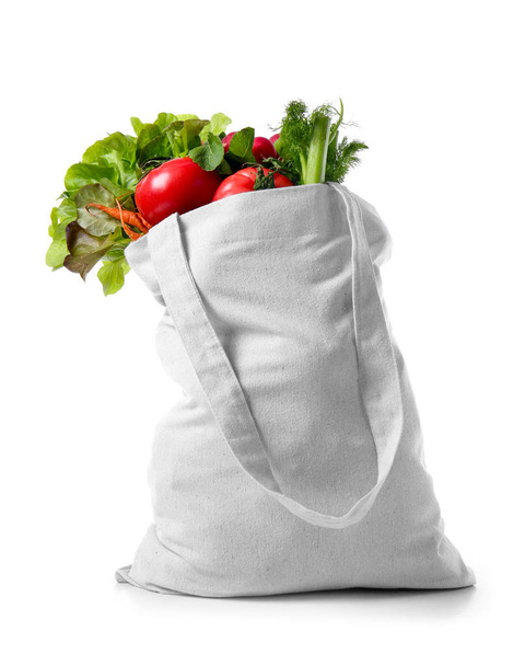 Eco-tas met producten op witte achtergrond - Foto, afbeelding