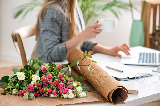 Bouquet di bei fiori su tavolo di fiorista femminile
 - Foto, immagini
