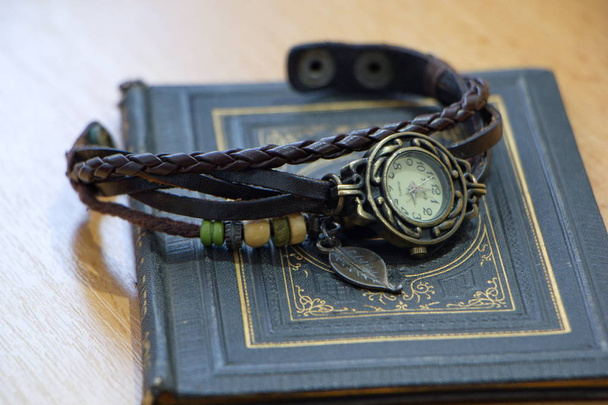 stary zegarek retro, leżącego na starożytnej księgi - Zdjęcie, obraz