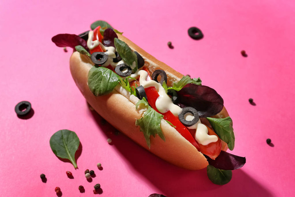 Tasty hot dog on color background - Foto, Bild