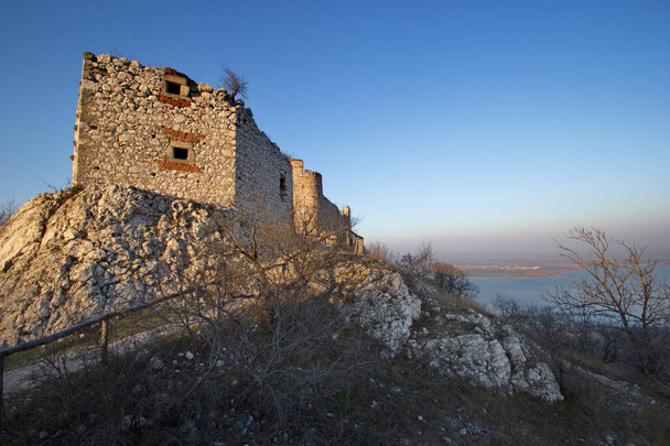日没時間、Devicky、モラビア、チェコ共和国の湖のレベルの上の古城遺跡 - 写真・画像