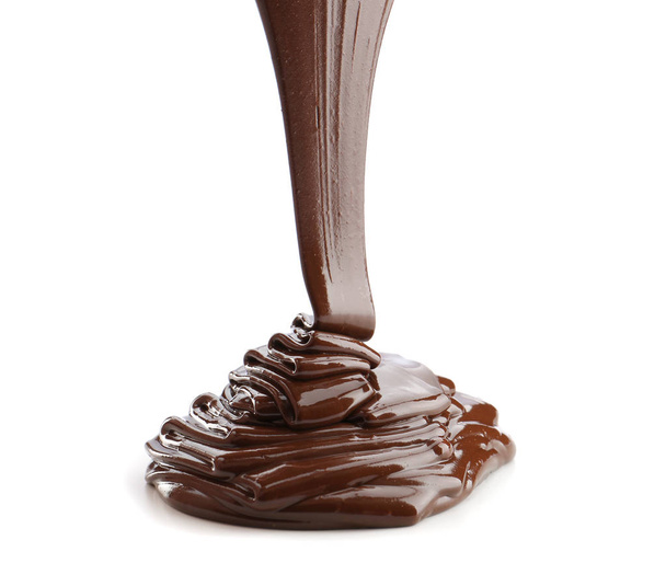 Verter chocolate derretido sobre fondo blanco
 - Foto, imagen