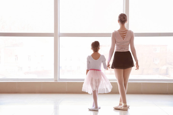 Pouco treinamento de bailarina com treinador em estúdio de dança - Foto, Imagem