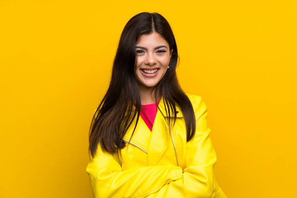 Teenager-Mädchen lacht über gelbe Wand - Foto, Bild
