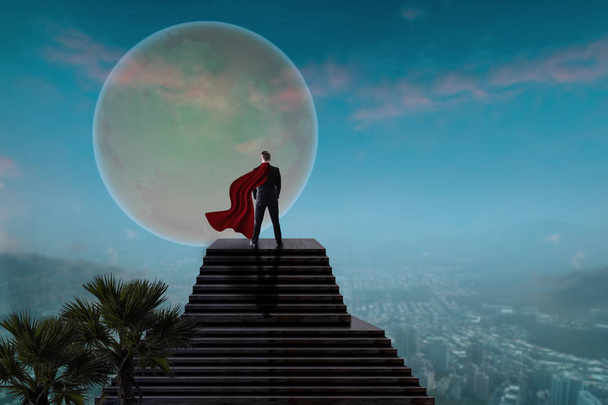 Superhelden-Geschäftsmann im Anzug steht und schaut auf Stadtplan - Foto, Bild