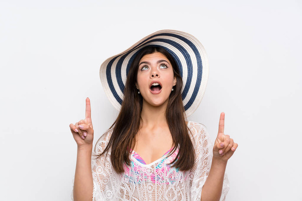 Dospívající dívka na letní dovolenou směřující s ukazováčkem skvělý nápad - Fotografie, Obrázek