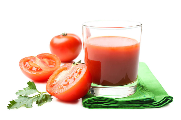 бокал свежего томатного сока и натурального органического помидора с парсом
 - Фото, изображение