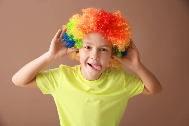 Renkli arka plan üzerinde komik kılık küçük çocuk. Nisan aptallar günü kutlama - Fotoğraf, Görsel