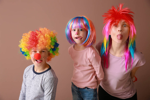 Famille en déguisement drôle sur fond de couleur. Fête des fous d'avril
 - Photo, image