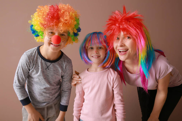 Famille en déguisement drôle sur fond de couleur. Fête des fous d'avril
 - Photo, image