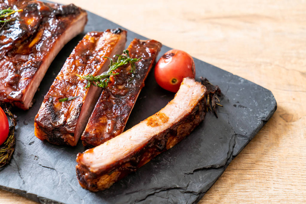 Gegrilde barbecue ribben varkensvlees - Foto, afbeelding
