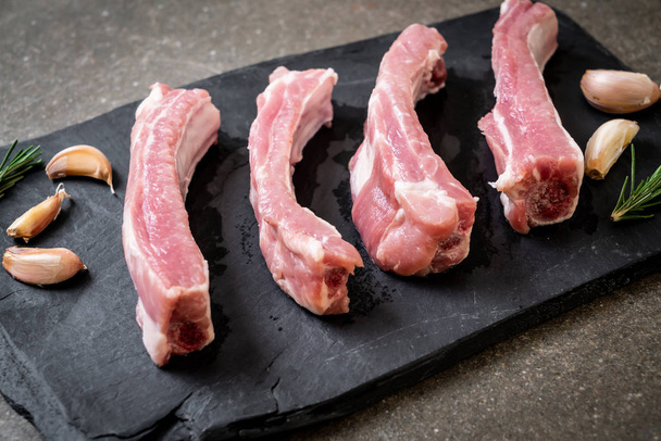 Côtes de porc crues fraîches avec ingrédients
 - Photo, image