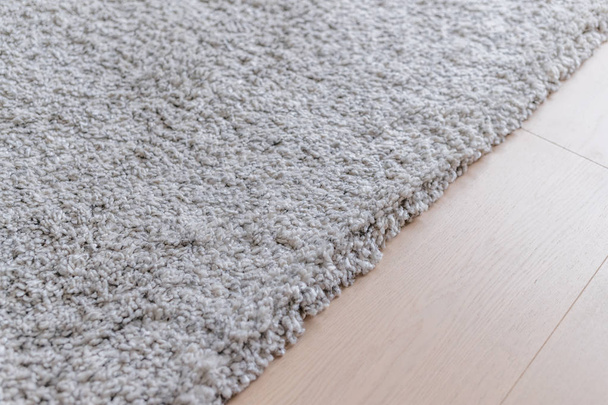 Сірий килим на підлозі вдома
 - Фото, зображення
