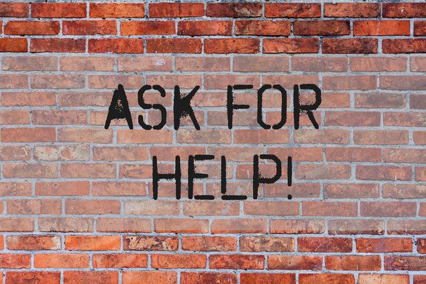 Tekst pisma odręcznego Zapytaj o pomoc. Pojęcie znaczenie Użyj uprawnień całkowicie biorąc wsparcie z pokazując wokół Ciebie Brick Wall art jak graffiti motywacyjne wezwanie napisane na ścianie. - Zdjęcie, obraz