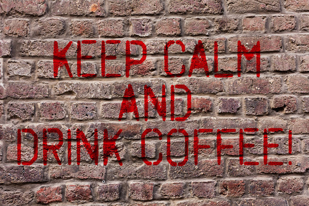 Írásban tudomásul mutatja tartsa nyugodt és Drink kávé. Üzleti fotó bemutató ösztönzése bizonyítja, hogy élvezze koffein italt és pihenjen Brick Wall művészet, mint a graffiti motivációs hívás írt a falon. - Fotó, kép