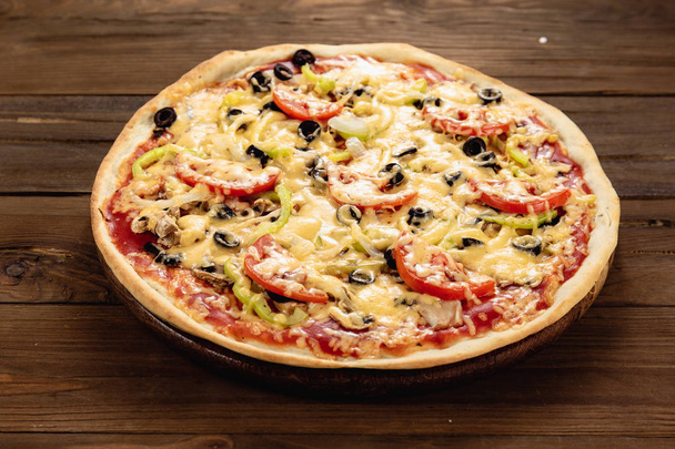 Apetyczny pizza na podłoże drewniane - Zdjęcie, obraz