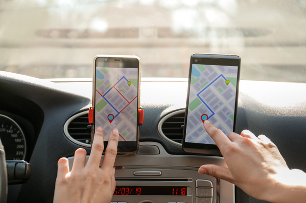 Chauffeur de voiture utilisant des téléphones mobiles pour la navigation
 - Photo, image