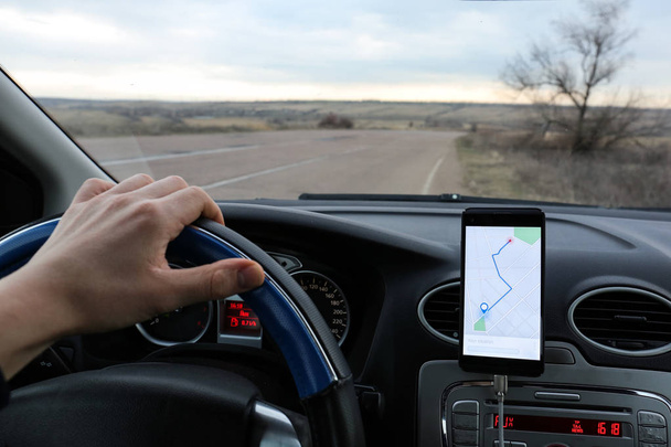 Chauffeur de voiture utilisant le téléphone mobile pour la navigation
 - Photo, image