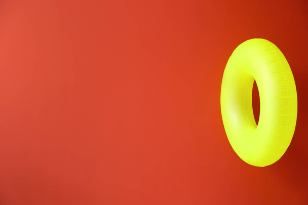 Φωτεινό φουσκωτό δαχτυλίδι στο φόντο χρώμα - Φωτογραφία, εικόνα