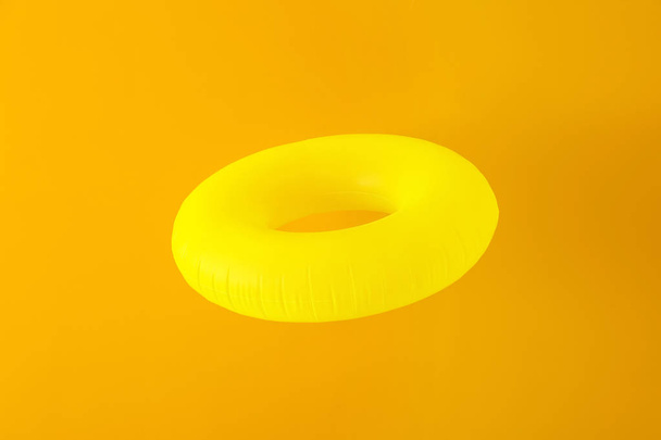 Надувное кольцо на цветном фоне - Фото, изображение