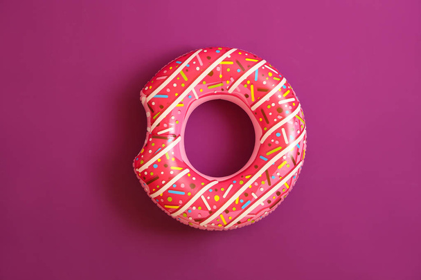 Яркое надувное кольцо на цветном фоне
 - Фото, изображение