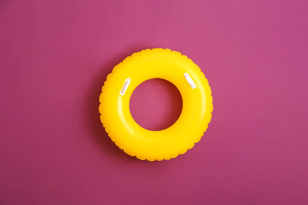 Bague gonflable lumineuse sur fond de couleur
 - Photo, image