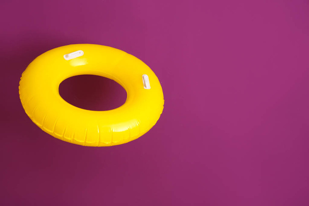 Anillo inflable brillante en fondo de color
 - Foto, Imagen