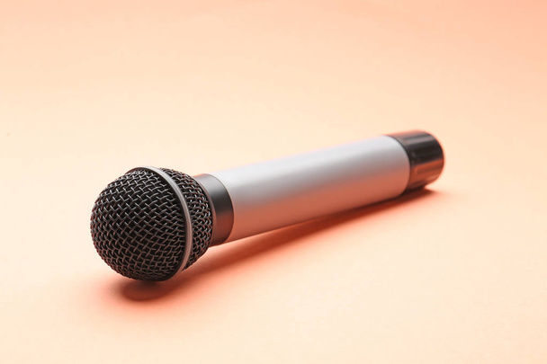 Микрофон на цветном фоне
 - Фото, изображение