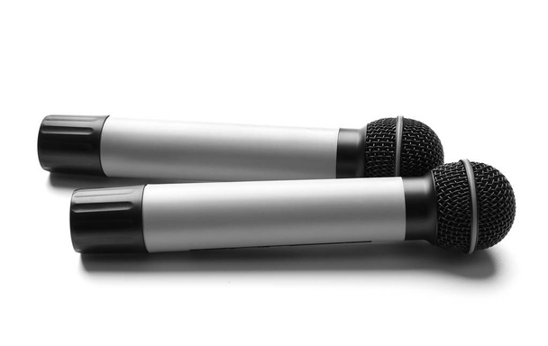 Microphones sur fond blanc
 - Photo, image