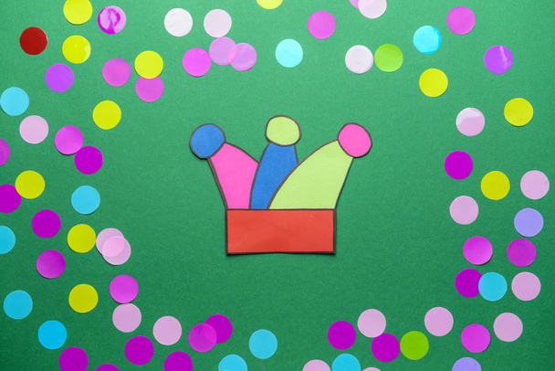 Paperi kruunu konfetti värillinen tausta. Aprillipäivän juhla
 - Valokuva, kuva