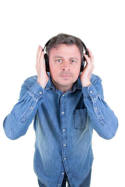 Портрет крутого красивого чоловіка, який слухає музику з навушниками на білому тлі
 - Фото, зображення