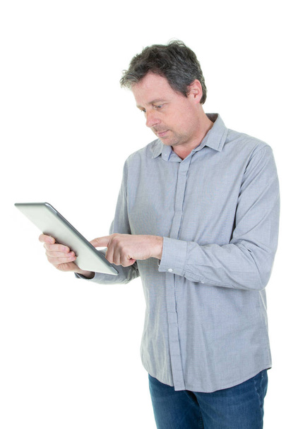 Уверенный успешный бизнесмен на белом с планшетом в руках
 - Фото, изображение
