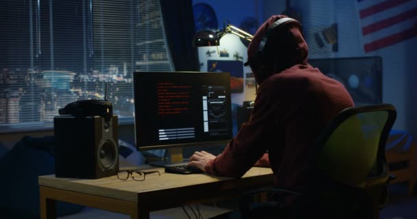 Programista, kodowanie w nocy - Materiał filmowy, wideo