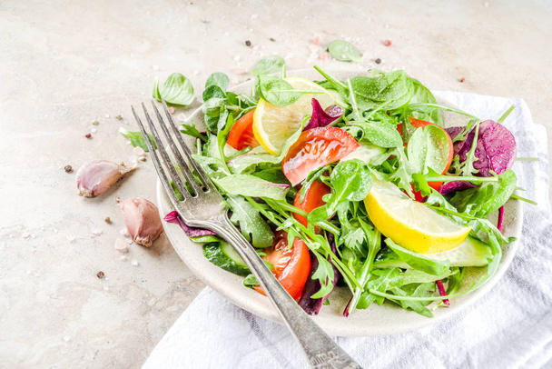 Lente mix salade met groenten - Foto, afbeelding