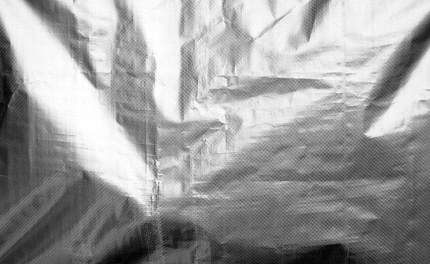 Металізована текстура пластикової обгортки з яблуками в чорно-білому кольорі
. - Фото, зображення