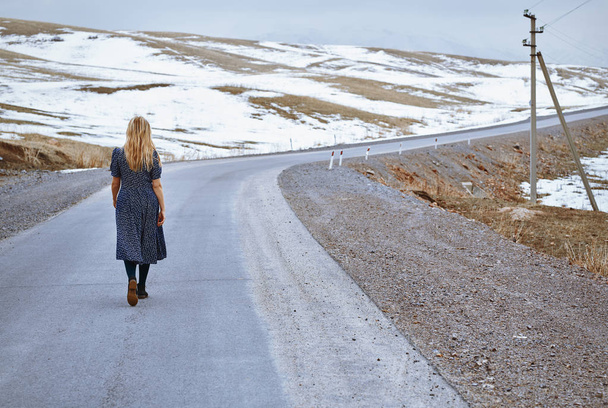 Femme marchant le long de l'autoroute rurale - Photo, image