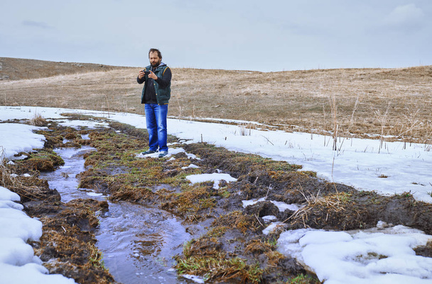 Людина на болоті, використовуючи геолокацію на смартфоні
  - Фото, зображення