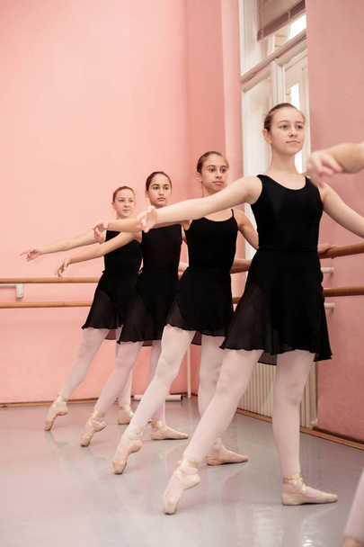 Ομάδα των έφηβων κοριτσιών εξασκώντας Κλασσικό μπαλέτο - Φωτογραφία, εικόνα