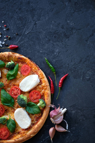Italian pizza with Mozzarella cheese, tomatoes, broccoli, Spices - Foto, Imagem