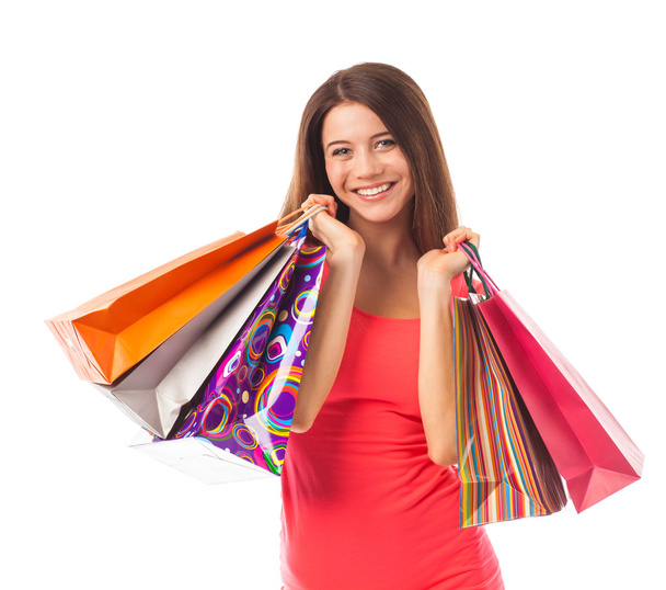 uśmiechnięta młoda kobieta trzyma torby na zakupy - Zdjęcie, obraz