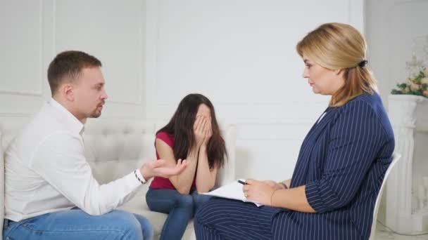 Joven pareja molesta visitando consultorio psicoterapeuta
 - Metraje, vídeo