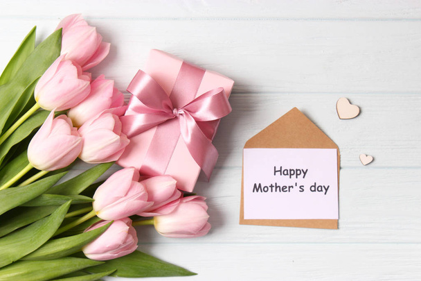 Hermosa composición para el Día de la Madre sobre fondo de madera vista superior. Flores, tarjeta de felicitación, regalo
. - Foto, Imagen